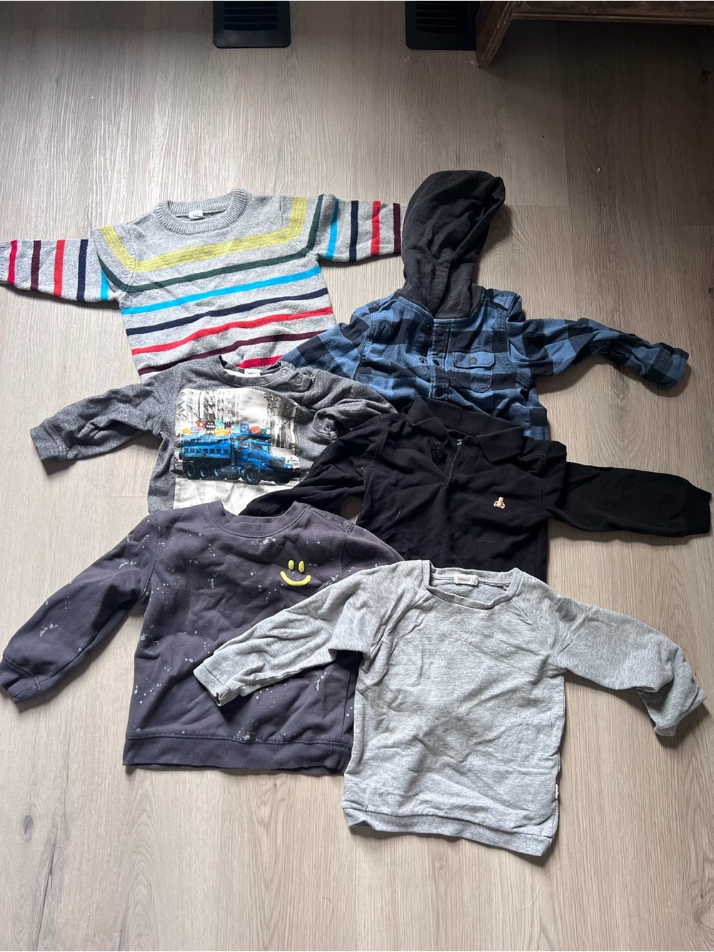 3/$80🌈 — size 3-5T Sweatshirt/Sweater lot